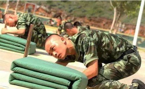 当兵叠被子视频,叠被子视频展现军人严谨生活态度