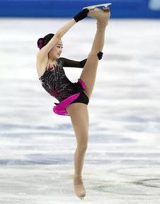 李子君花样滑冰视频,优雅舞动，绽放冰上风采